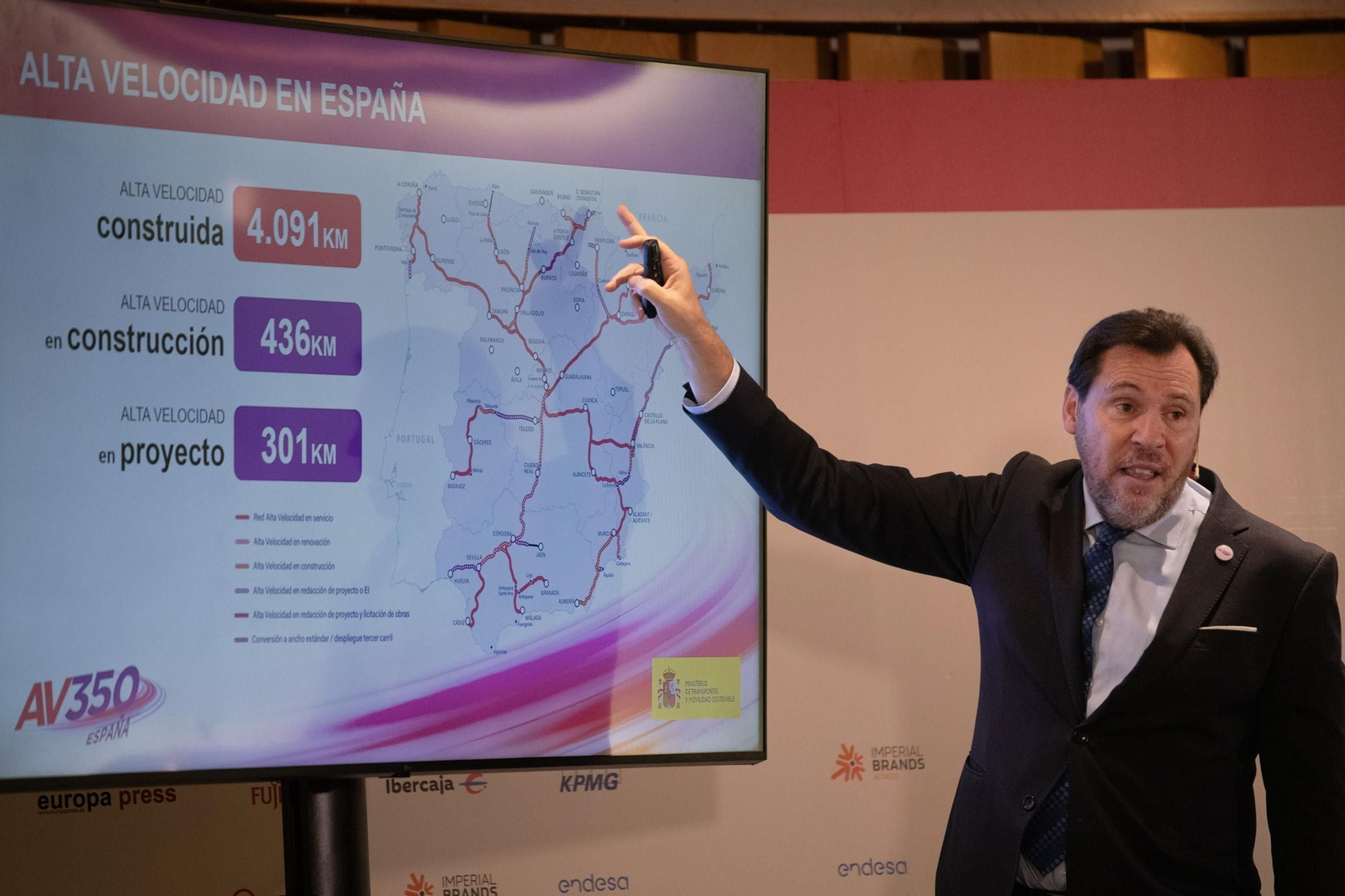 El ministro Óscar Puente habla de Talgo y de los servicios ferroviarios, durante un encuentro informativo de Europa Press.