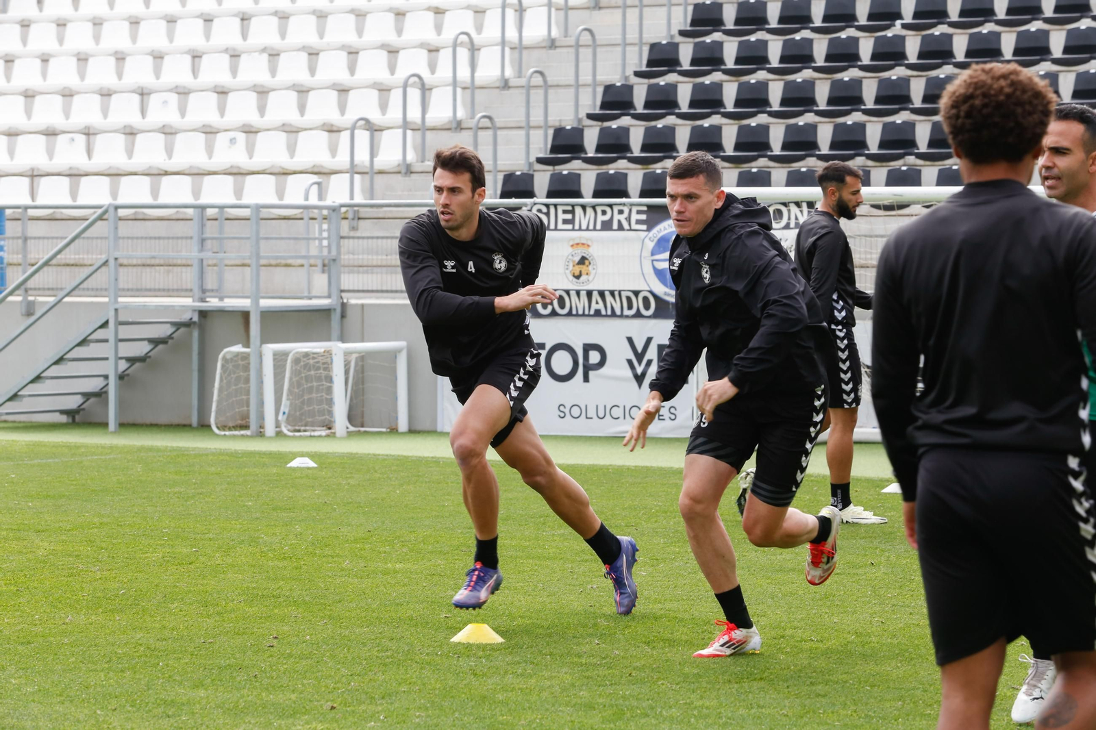 Las fotos del relevo en el banquillo de la Balona