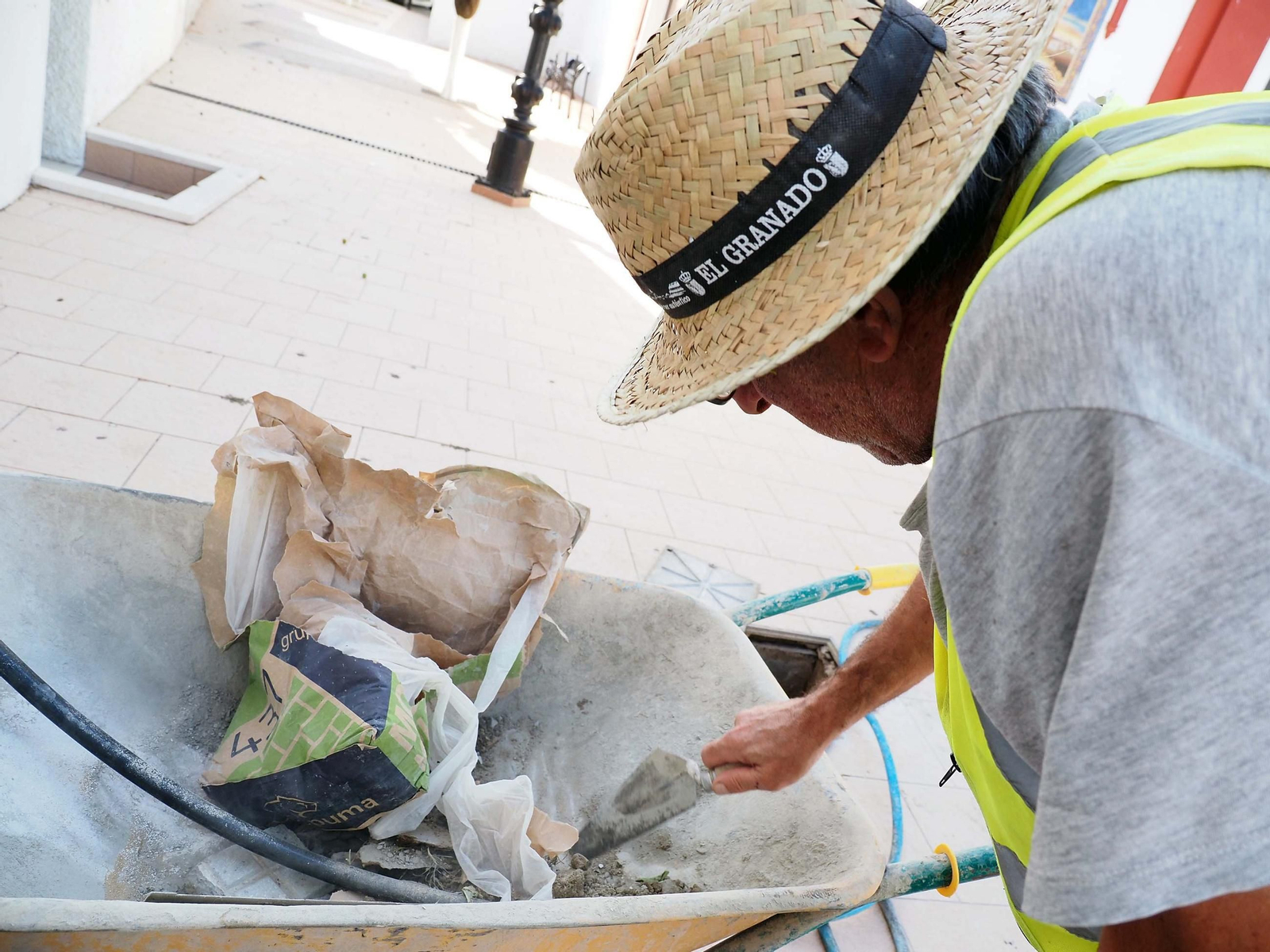 Un trabajador de la construcción se protege con un gorro Un trabajador de la construcción se protege con un gorro
