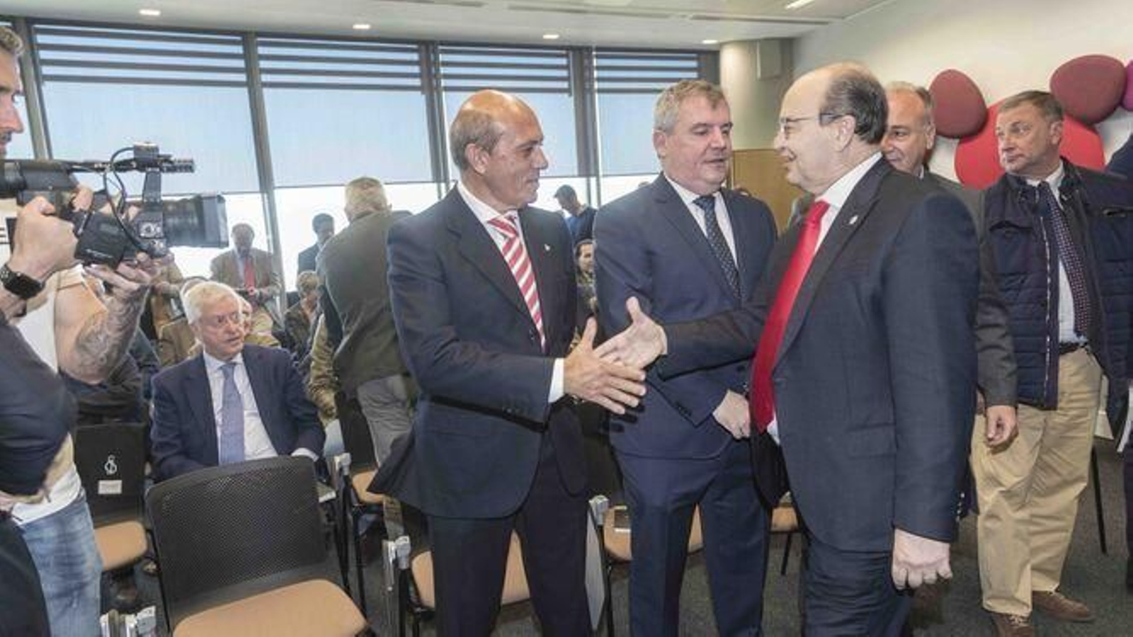 Del Nido estrecha la mano a Castro en presencia de Vizcaíno, en una imagen de archivo.