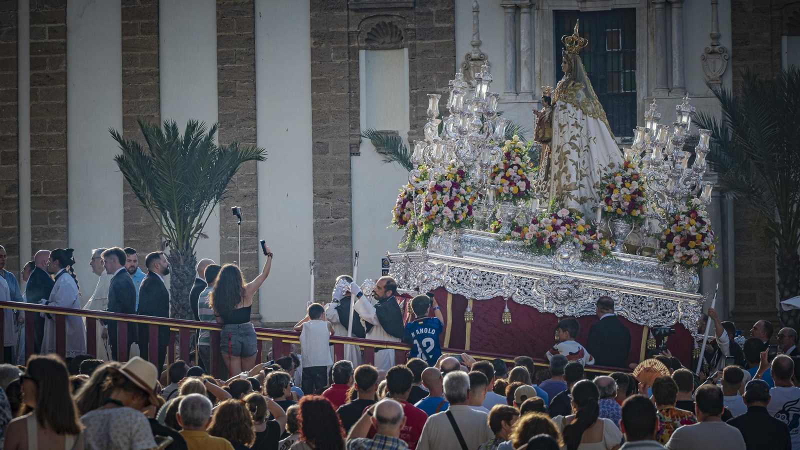 Ambiente previo al Corpus y Día del Orgullo en la Plaza de La catedral de Cádiz