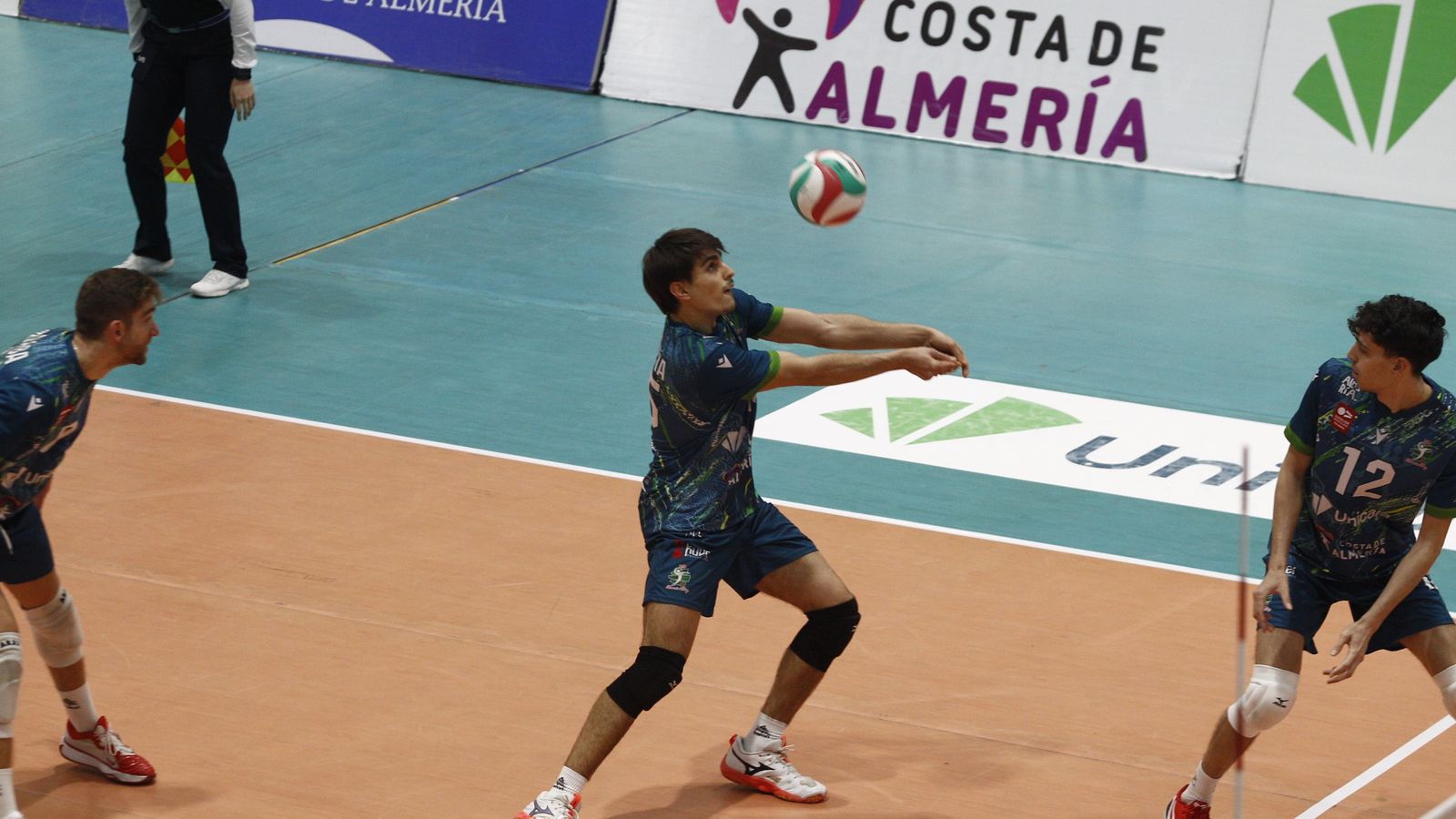 Mario García recepciona una bola durante el partido de esta temporada en el Moisés Ruiz.