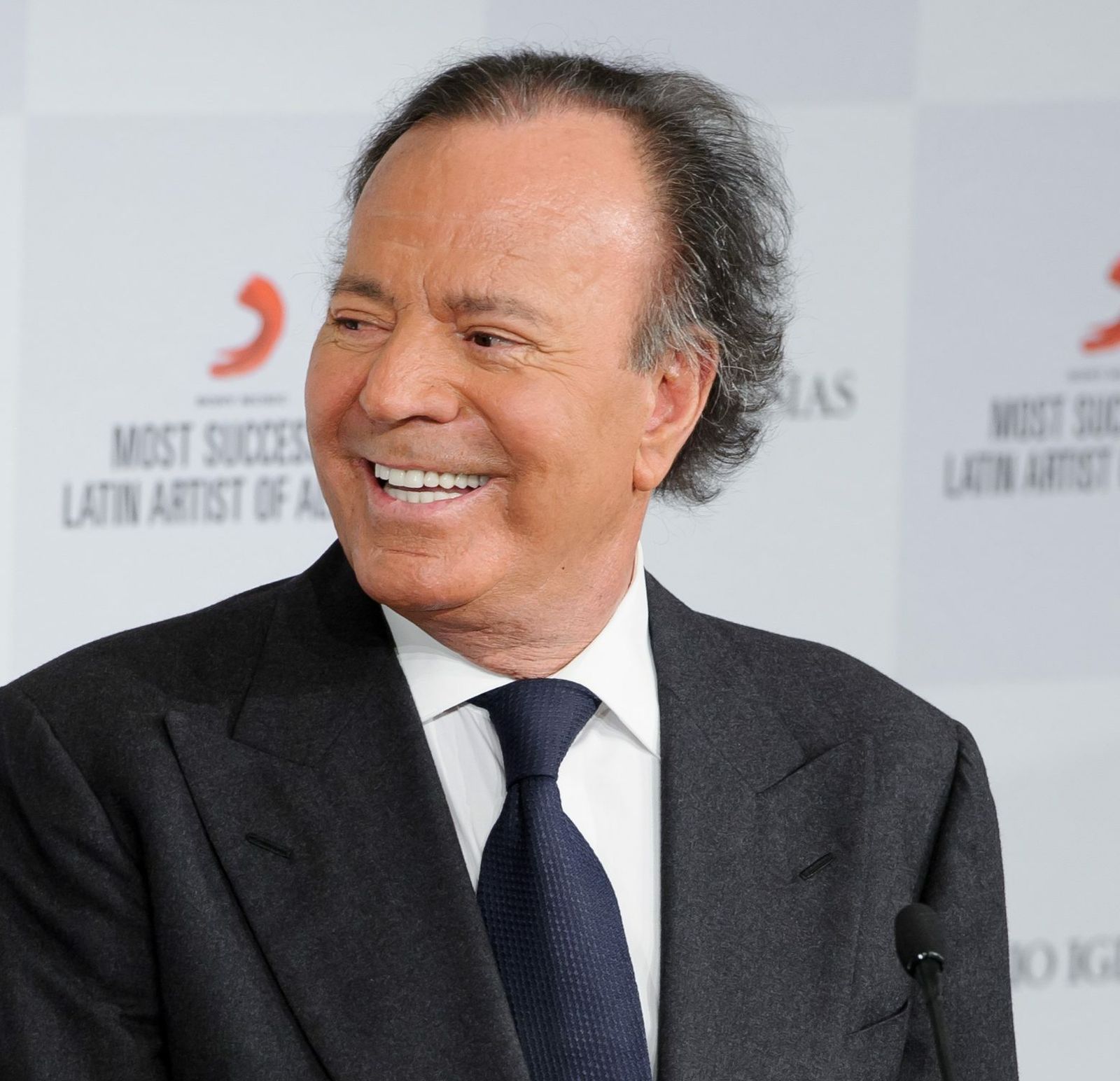 Julio Iglesias.