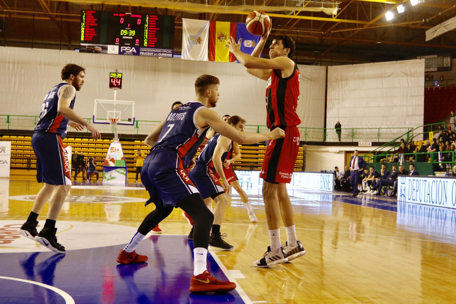 Sergio Olmos encara el aro ante la defensa de Rozitis.