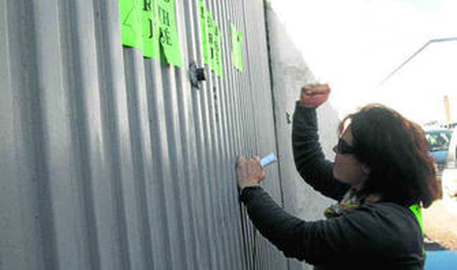 Ruth Ortiz golpea la puerta metálica de la finca de las Quemadillas propiedad de la familia Bretón.