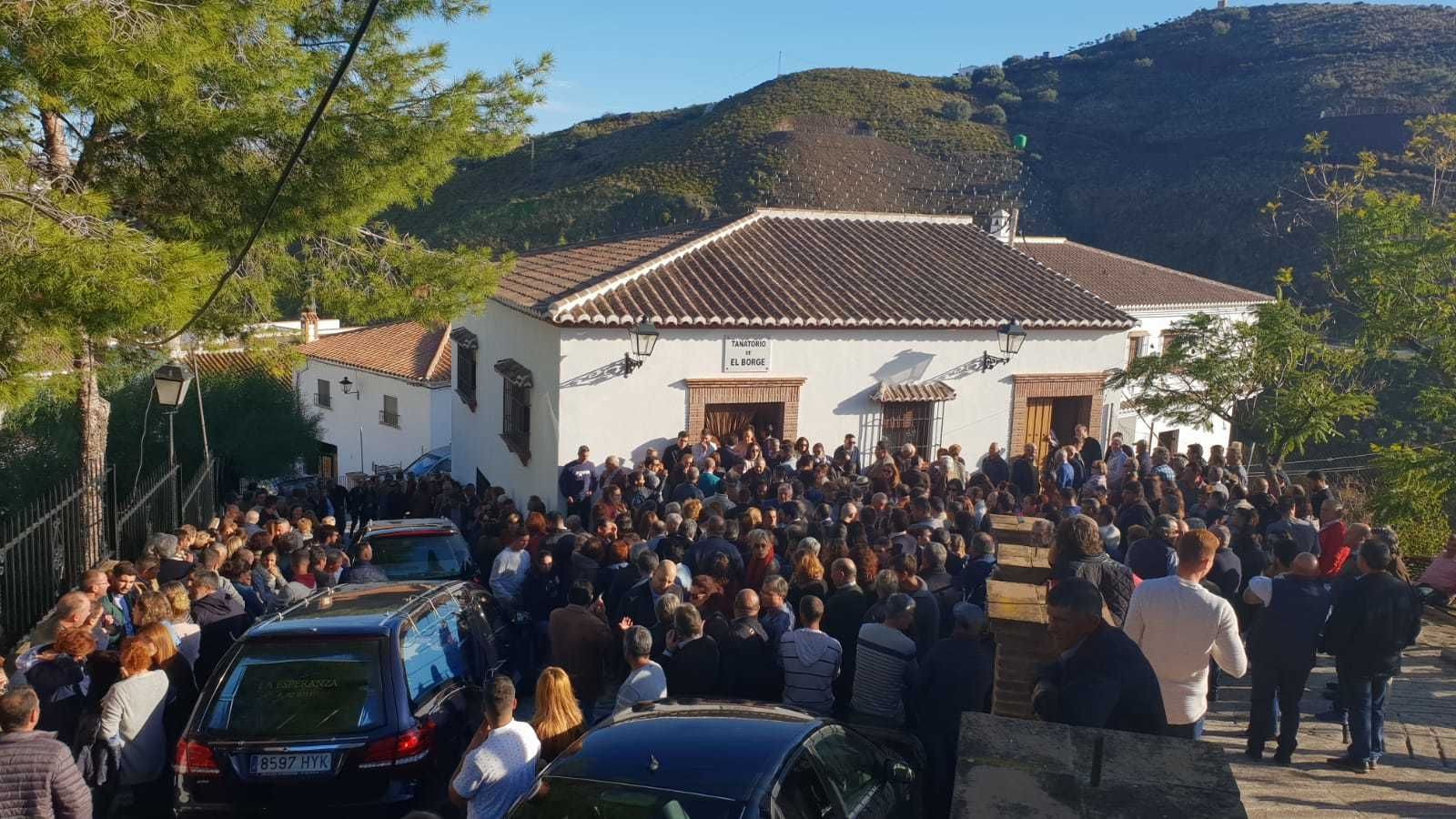 Cementerio de El Borge durante la misa de despedida de Salvador Fernández.