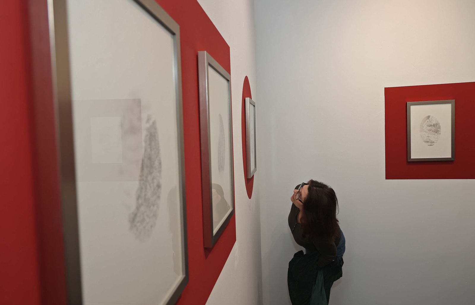 Imágenes de la inauguración de la exposición 'A punta de plata' de Javier Velasco en La Línea