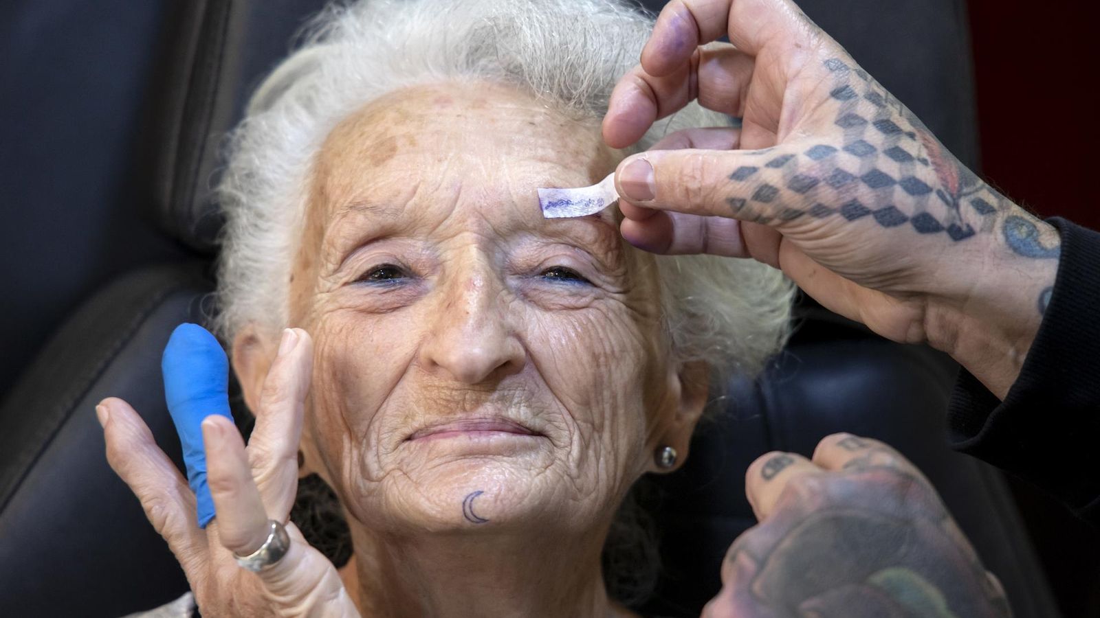 Los próximos tatuajes de Carmen serán dos con su nombre en las cejas.