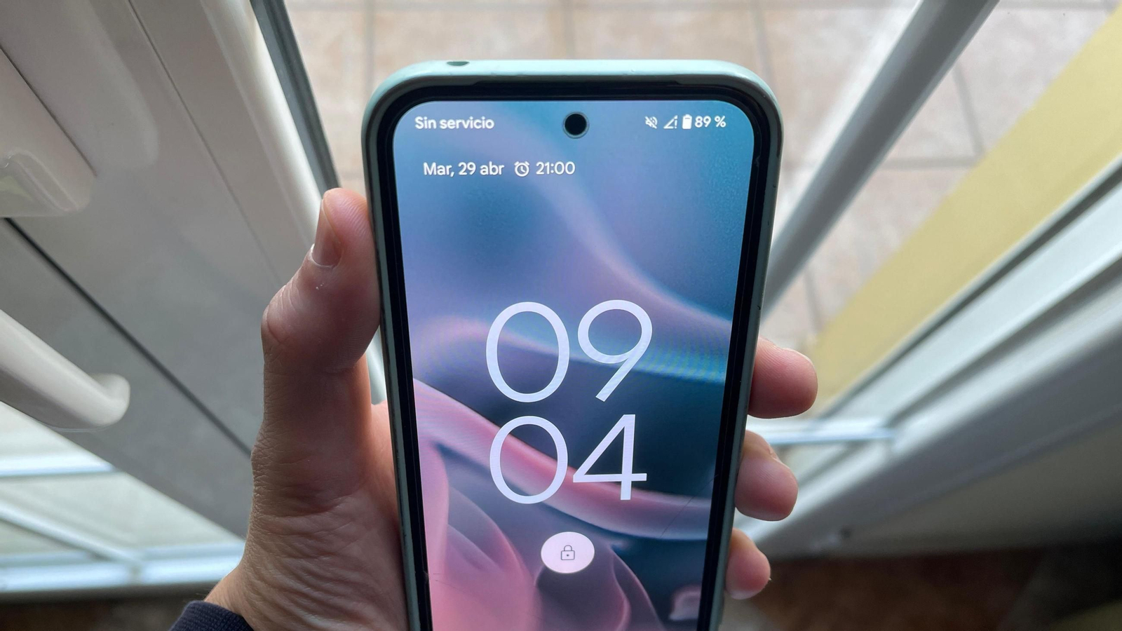 Un teléfono móvil sin red este martes por la mañana en Vera.