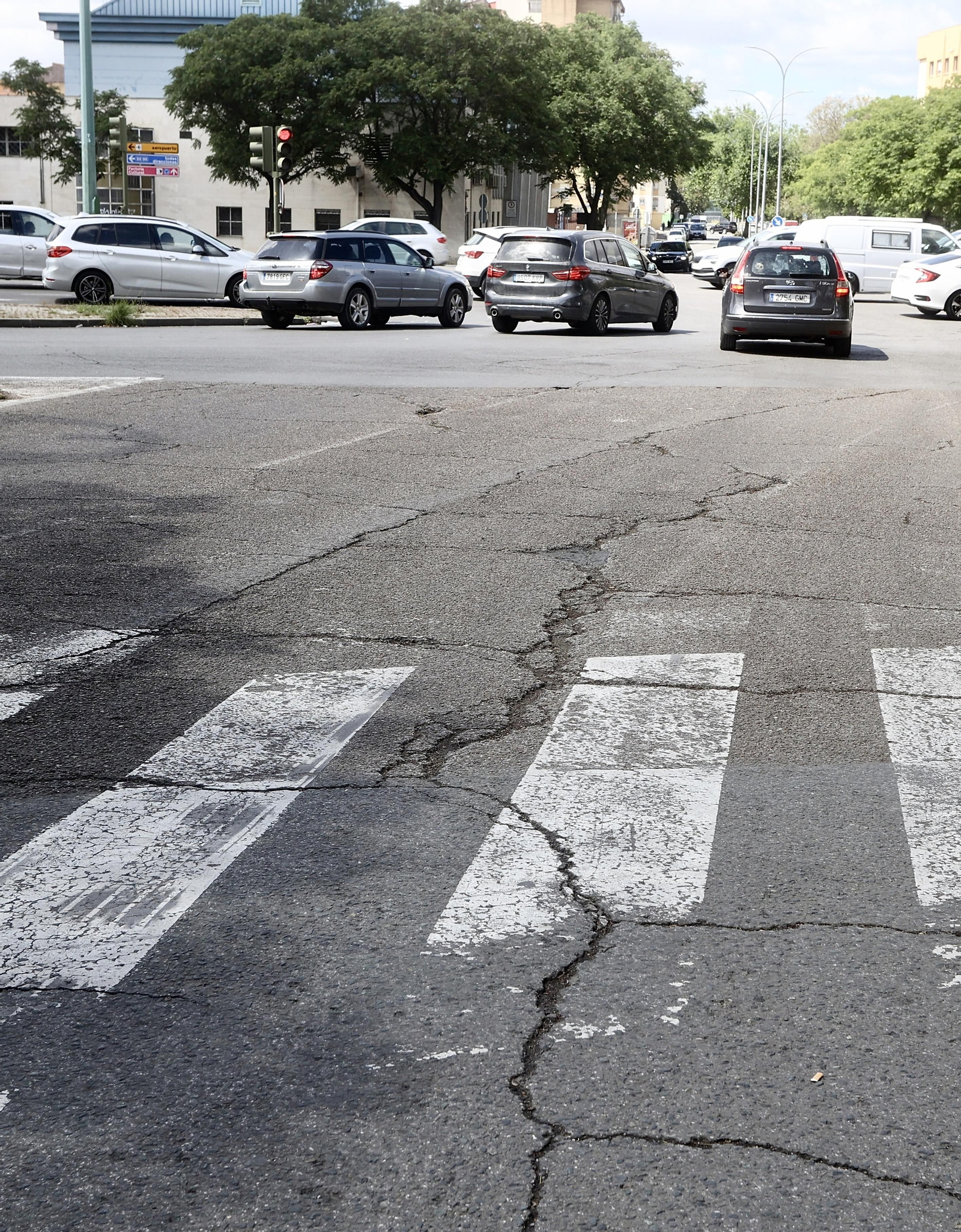 Grietas y baches en las avenidas principales