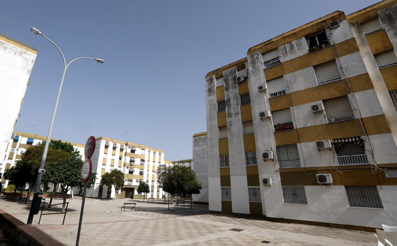 Vista de la plaza Benamahoma de La Granja, donde se instalarán ascensores en tres bloques de pisos.