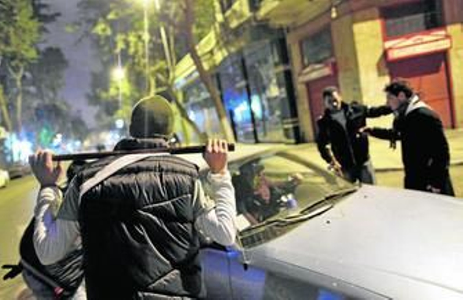 Varios jóvenes vigilan una calle en el centro de El Cairo para evitar saqueos.