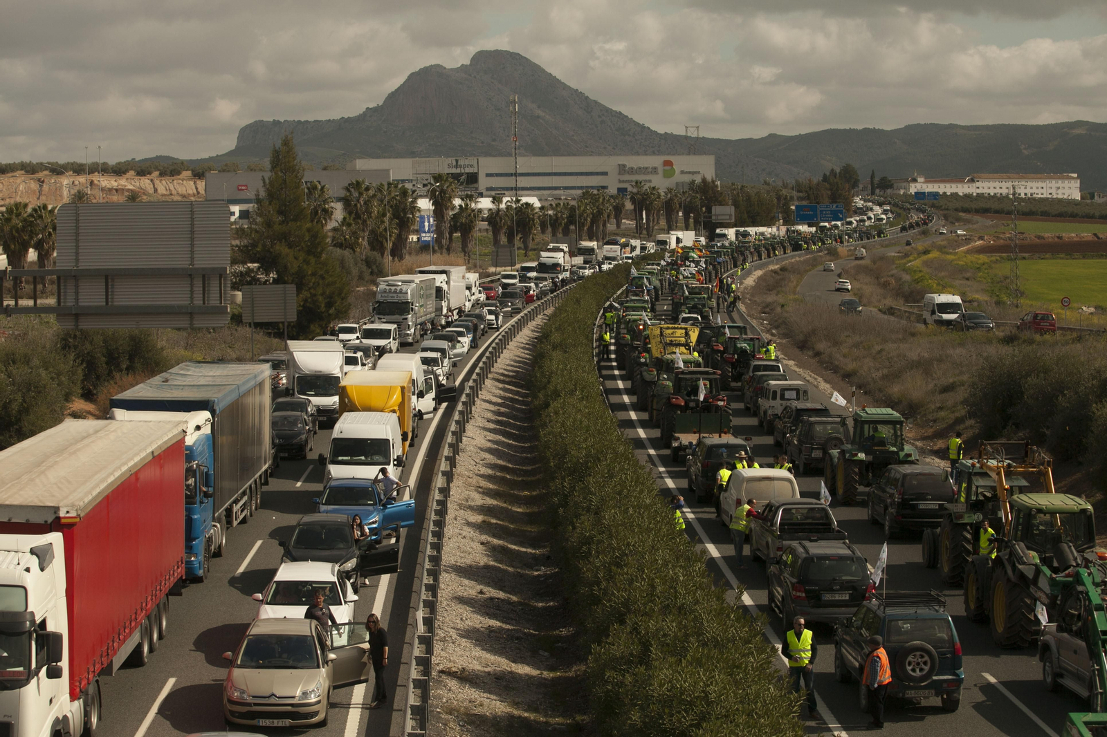 Las fotos de los tractores que han cortado las carreteras en Antequera
