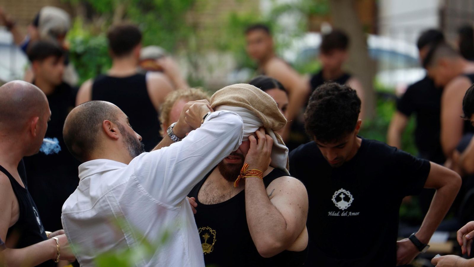 Costaleros de la Hermandad del Amor de Córdoba se preparan para meterse bajo el paso.