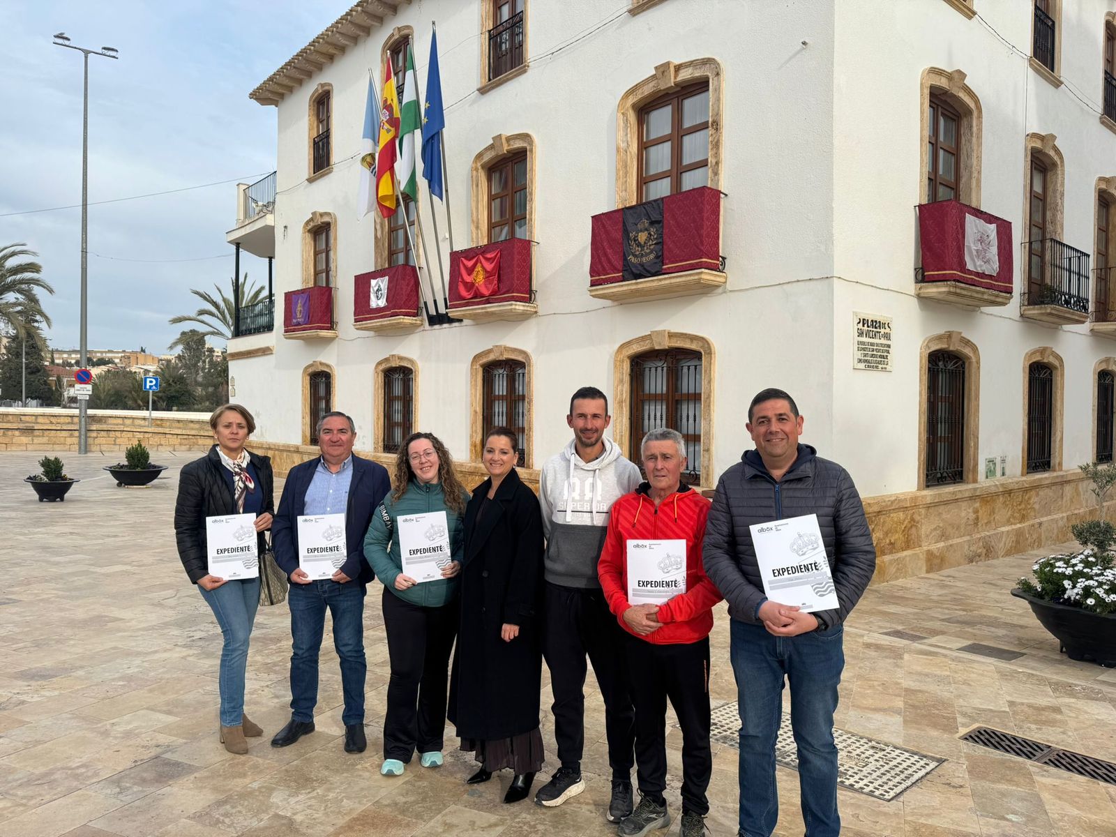 La alcaldesa, María del Mar Alfonso, ha hecho entrega de la asignación económica a cada una de las cofradias.