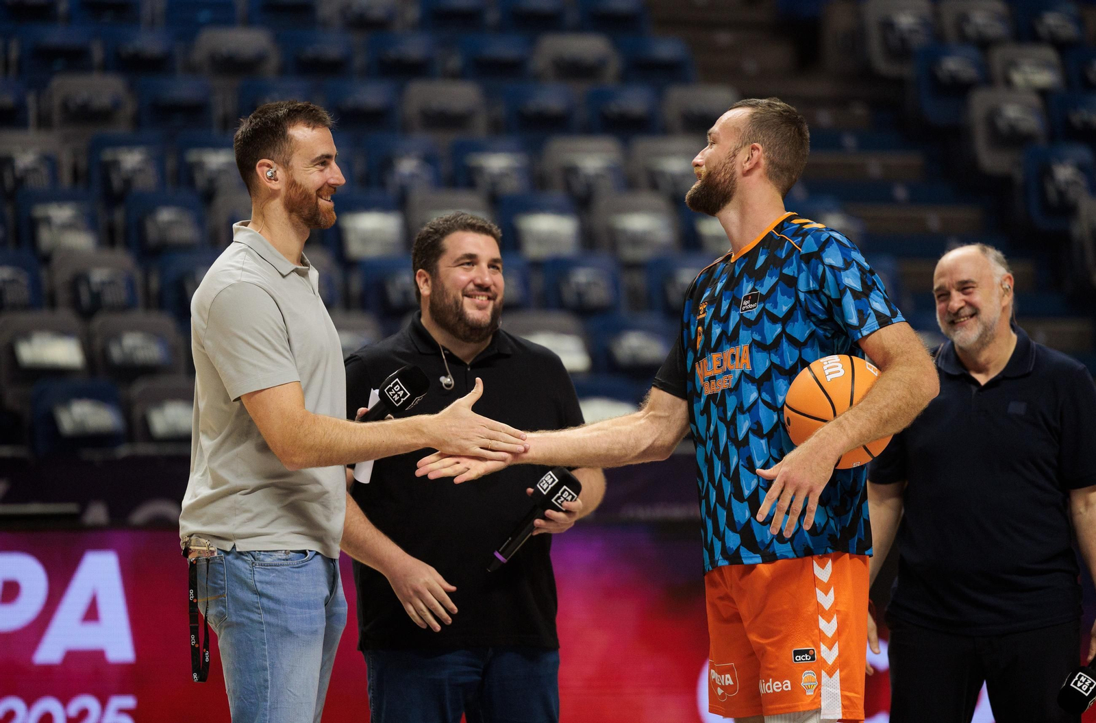 Unicaja-Valencia: Abrazos de viejos conocidos