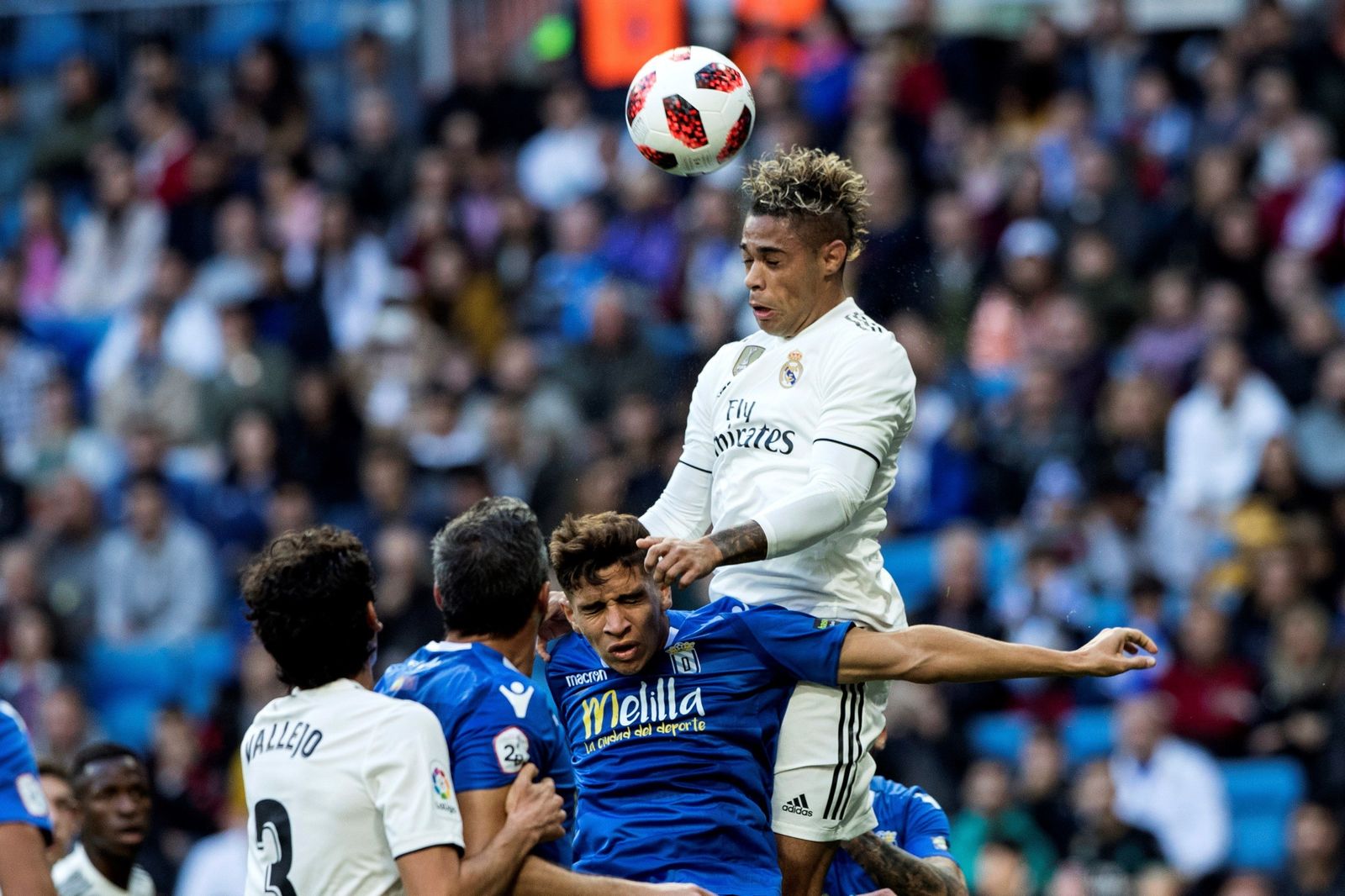 Mariano se eleva en busca de un balón.