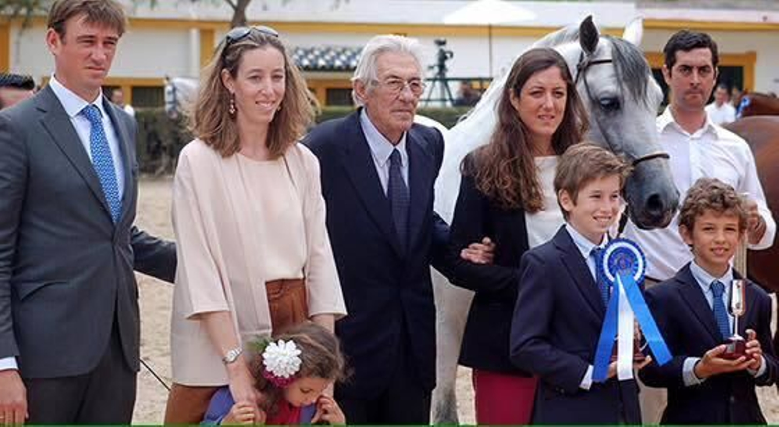 José María Domecq, en el centro de la imagen, acompañdo de sus hijos y nietos en la Feria del Caballo en 2016.