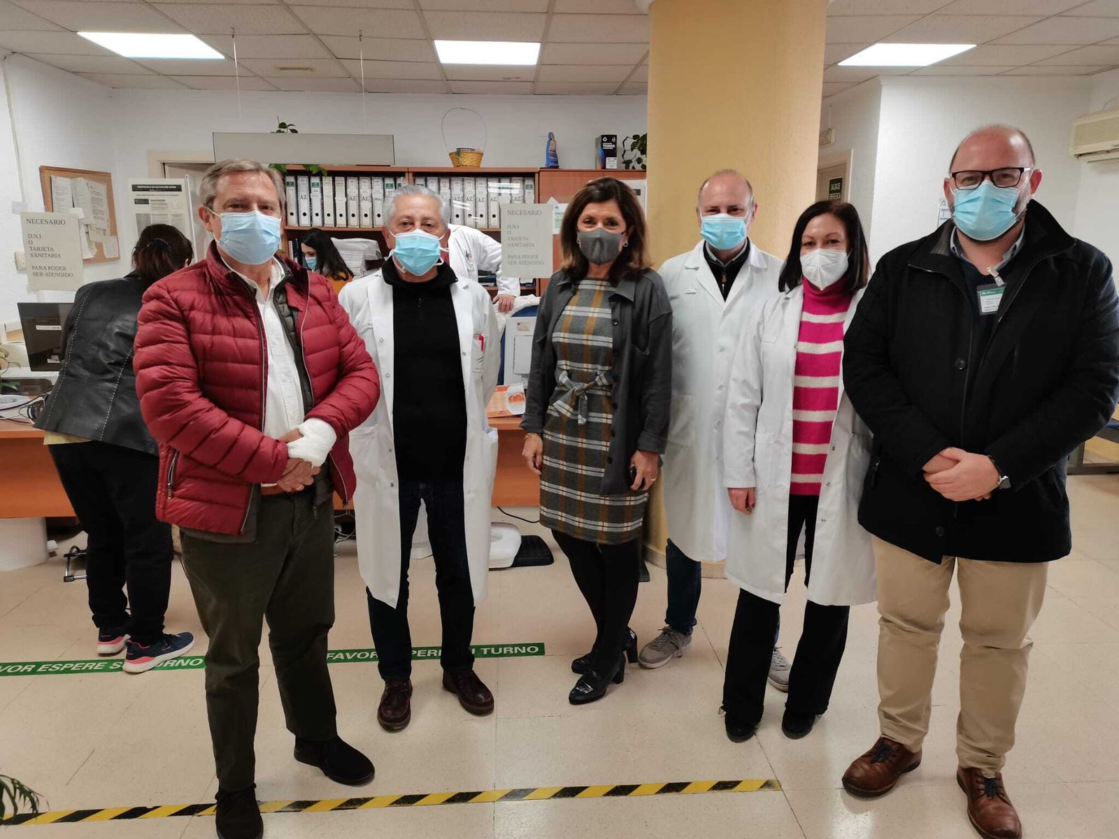 Reunión institucional en el consultorio de Alcolea.