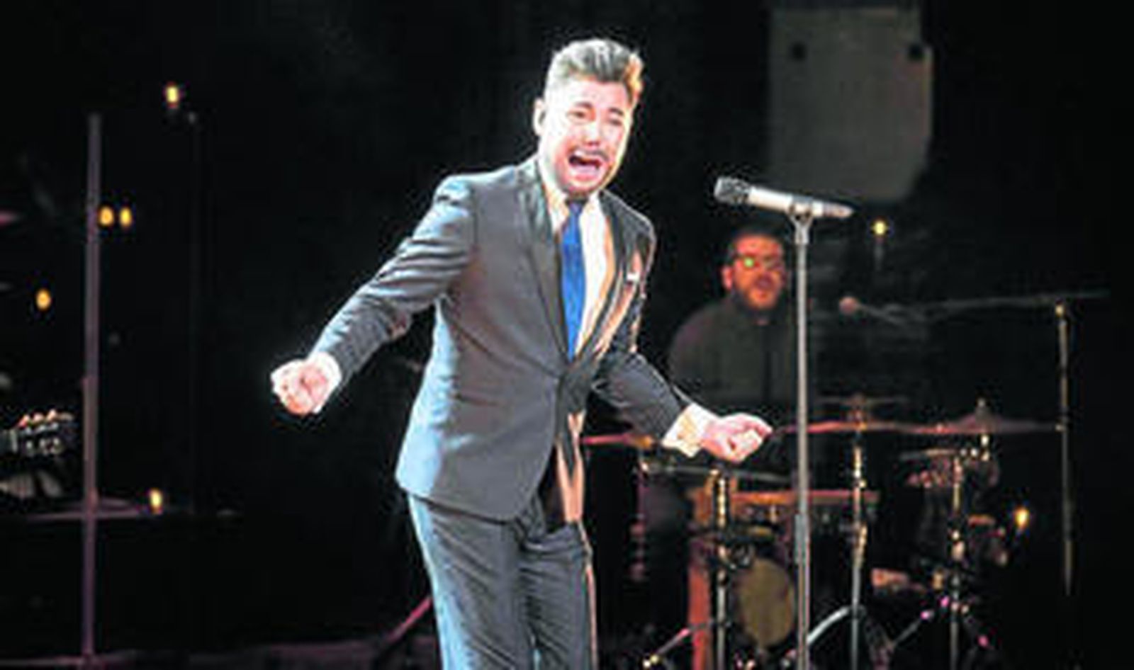 Miguel Poveda, ayer, durante su concierto en el Teatro Cervantes.