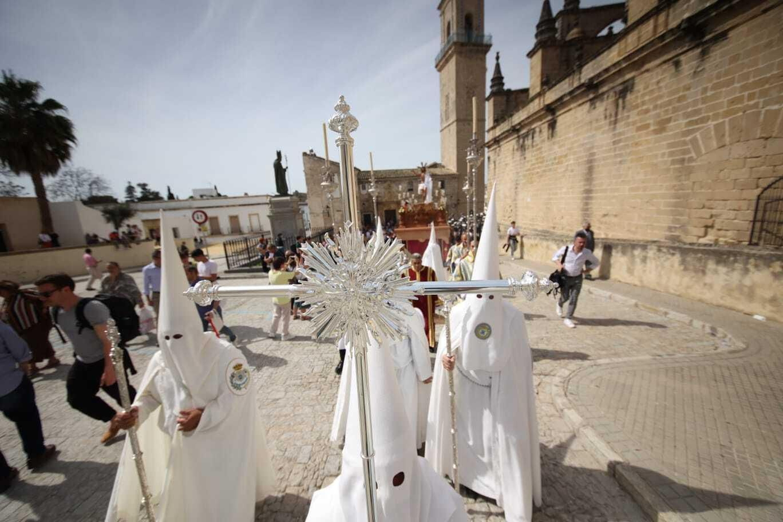 Las imágenes de la salida procesional de la hermandad del Resucitado.