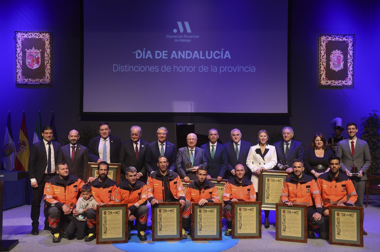 Las autoridades con los premiados, este lunes, en la Diputación de Málaga.
