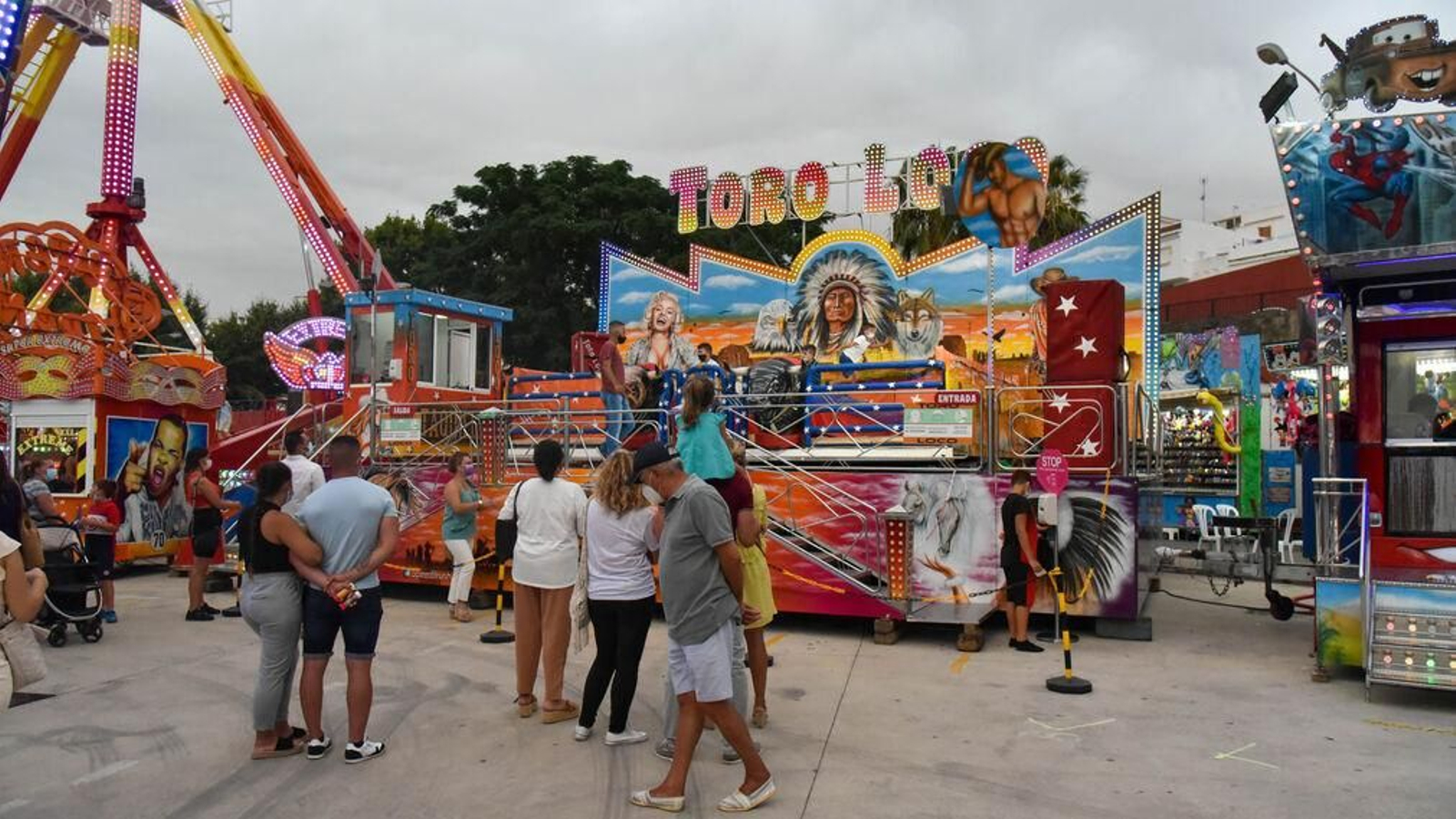 Varias personas disfrutan del Vive Park de San Roque.