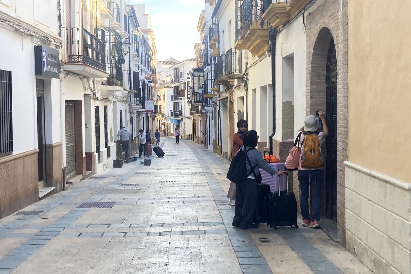 Clientes saliendo de una vivienda turística en Ronda.