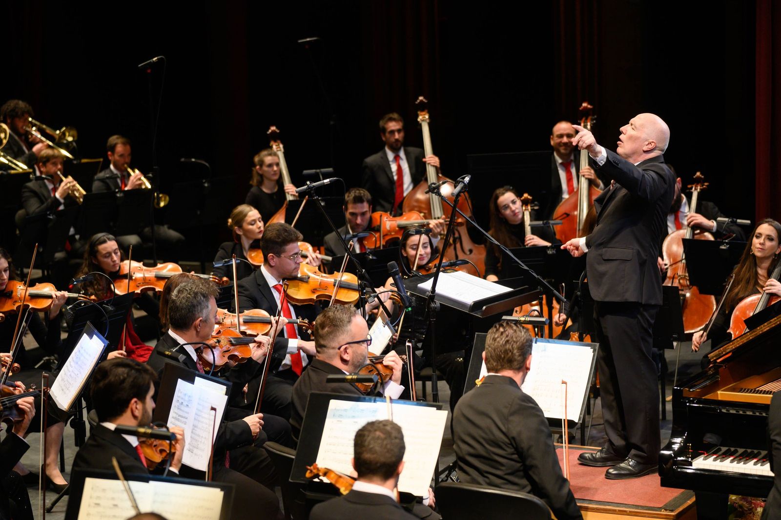 La OCAL dirigida por Michael Thomas en un concierto.