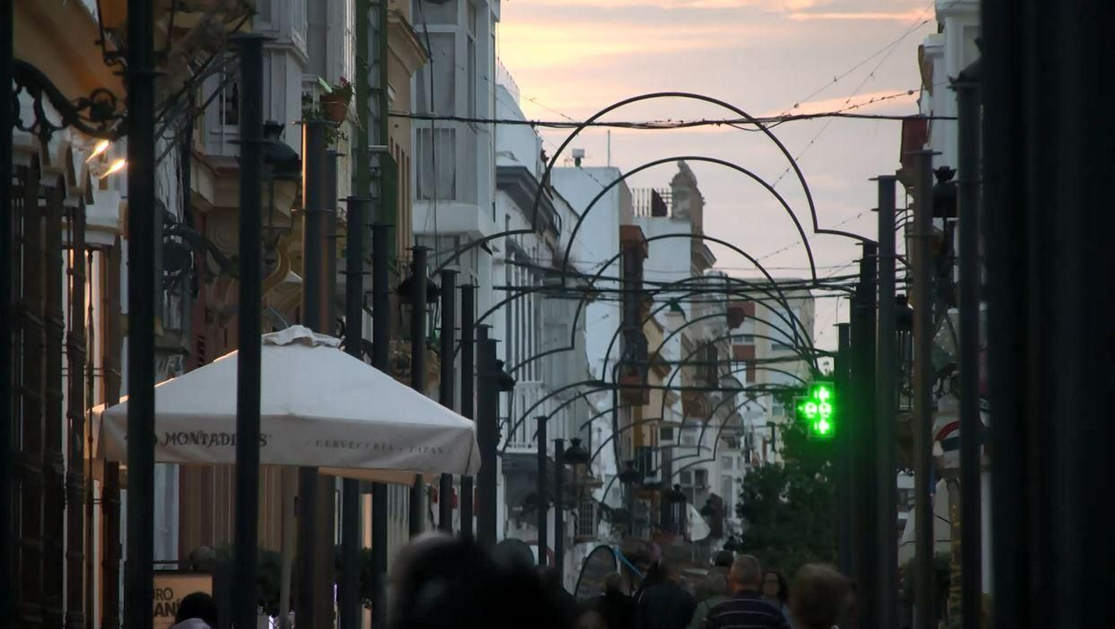 Postes donde se colocarán los toldos de la calle De la Plaza