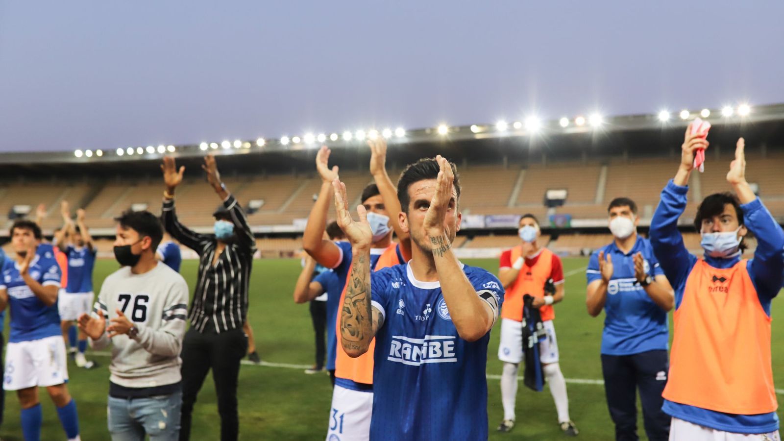 Los jugadores azulinos aplauden a los aficionados tras el encuentro.