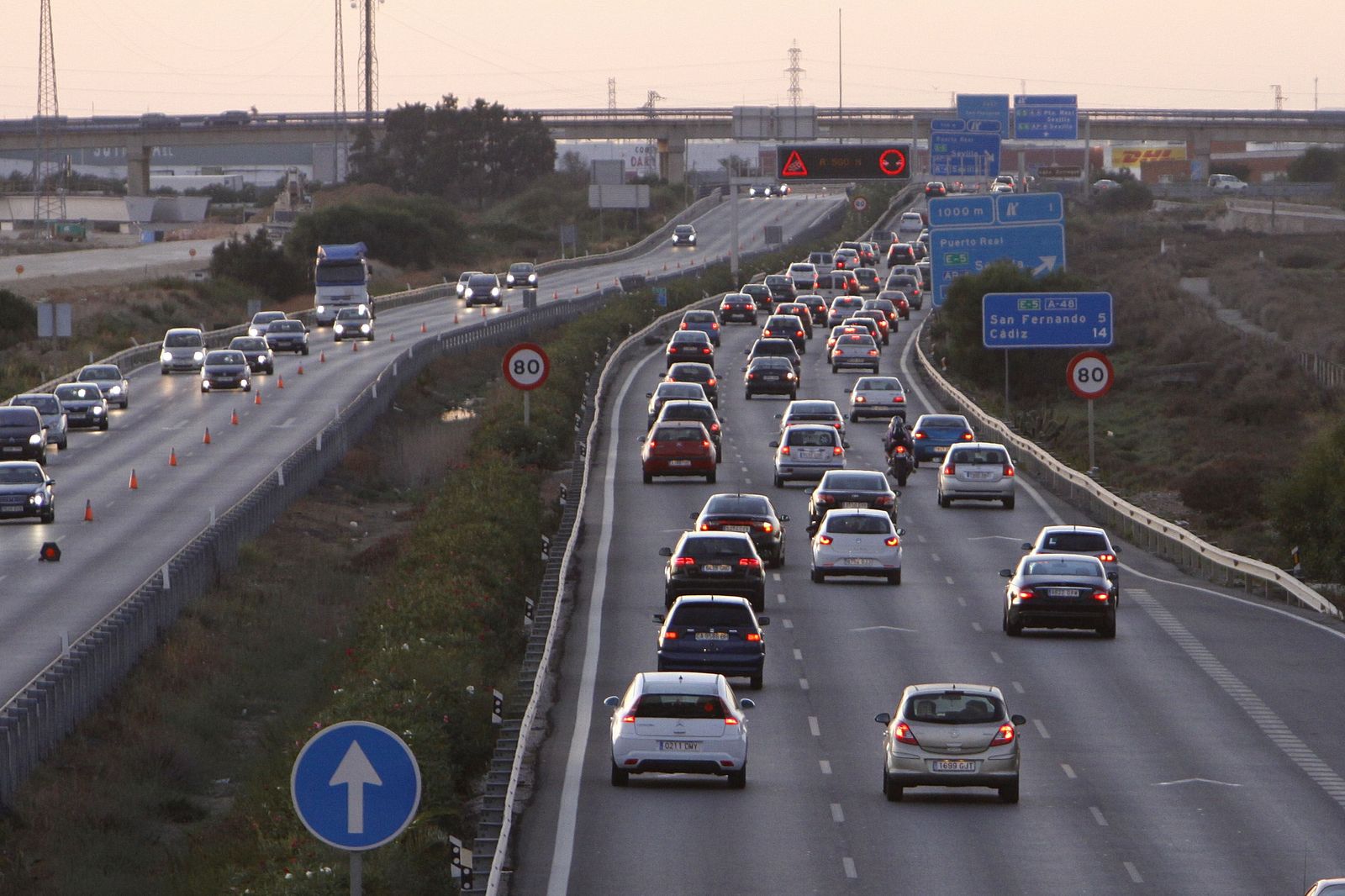 Tráfico en Chiclana en un puente de agosto anterior.