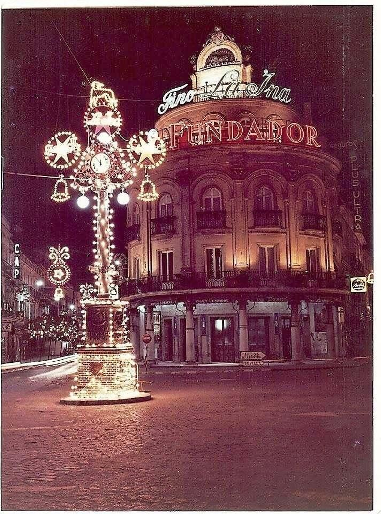 El reloj adornado en una Navidad de los años 60. El reloj adornado en una Navidad de los años 60.