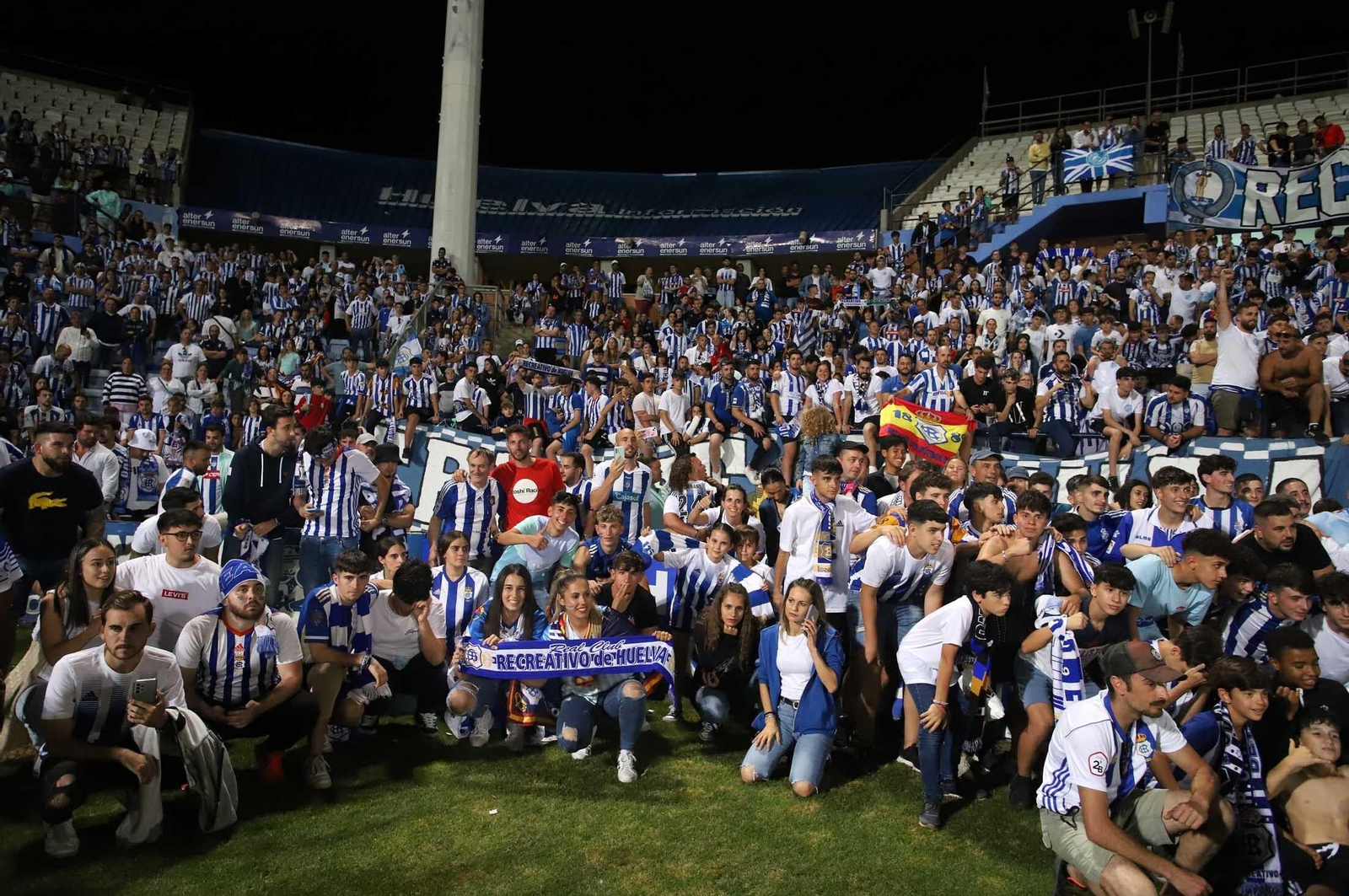Imágenes del gran ambiente en el Nuevo Colombino en el ascenso del Recre