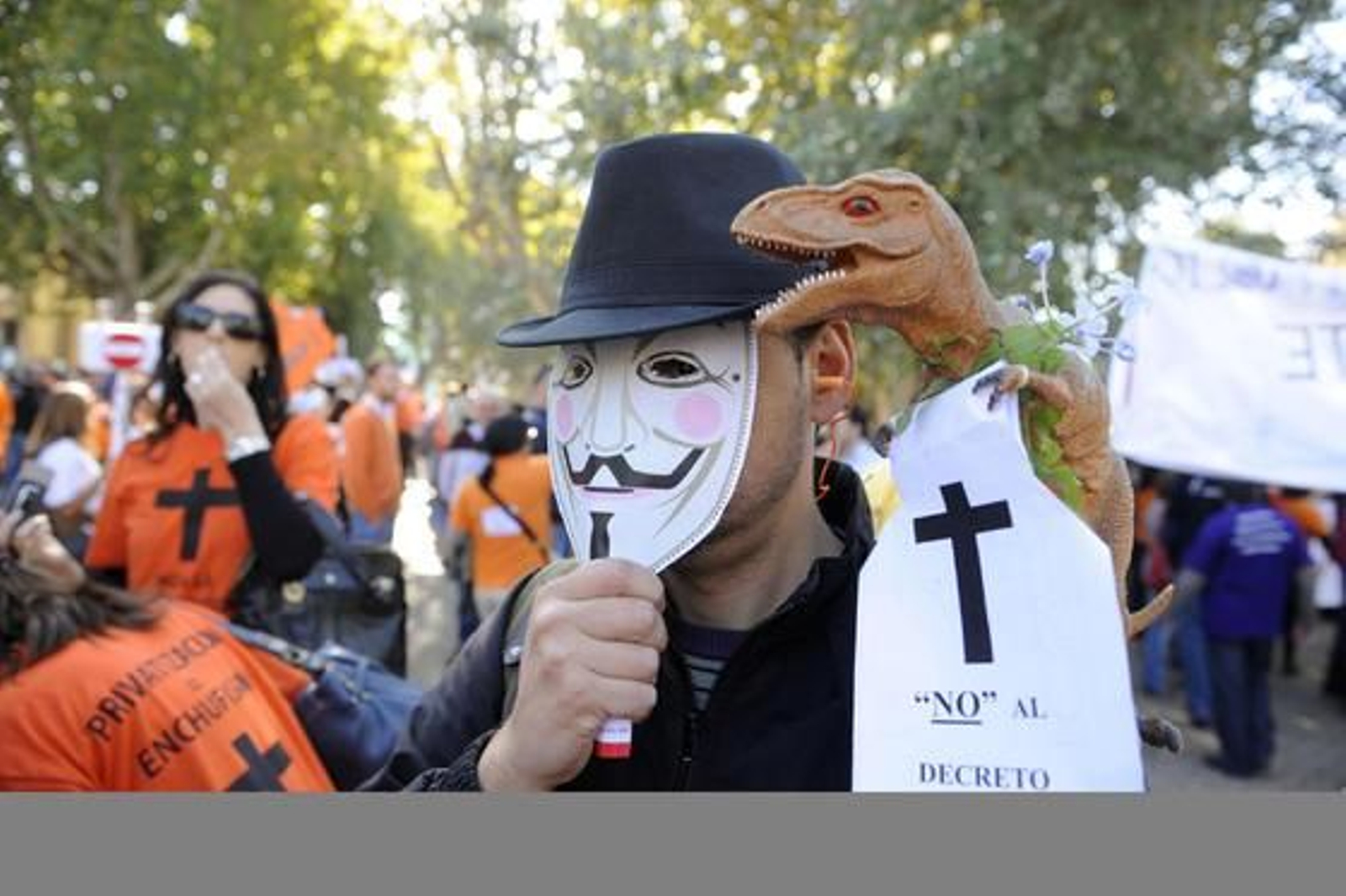 Miles de funcionarios se manifestaron desde la Alameda de Hércules hasta el Parlamento andaluz contra el decreto de la Junta bajo el lema 'Defiendo mi derecho y la gestión pública'.

Foto: Antonio Pizarro
