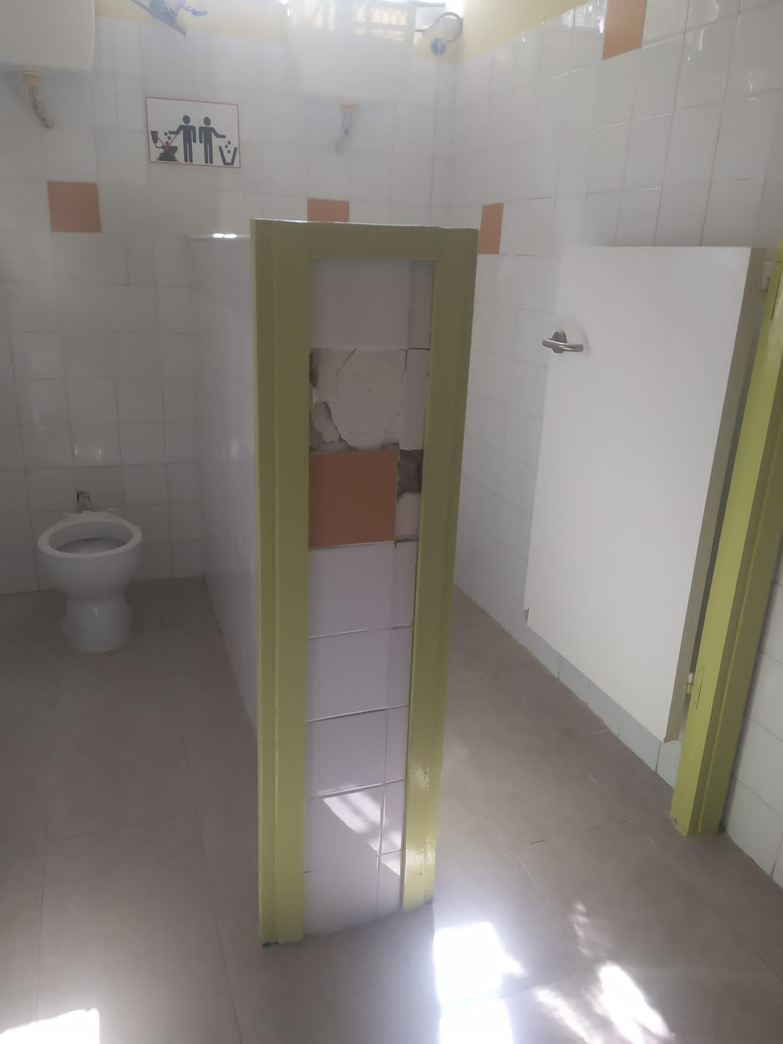 Quejas por el estado de los aseos del colegio Antonio Machado.