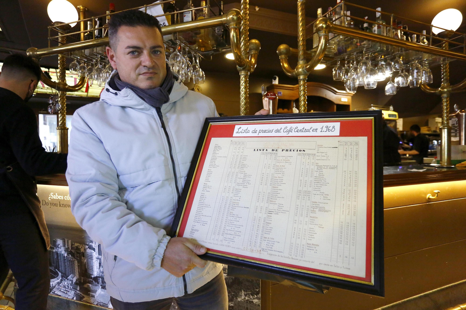 Las fotos del último 'sombra' del clásico Café Central en Málaga