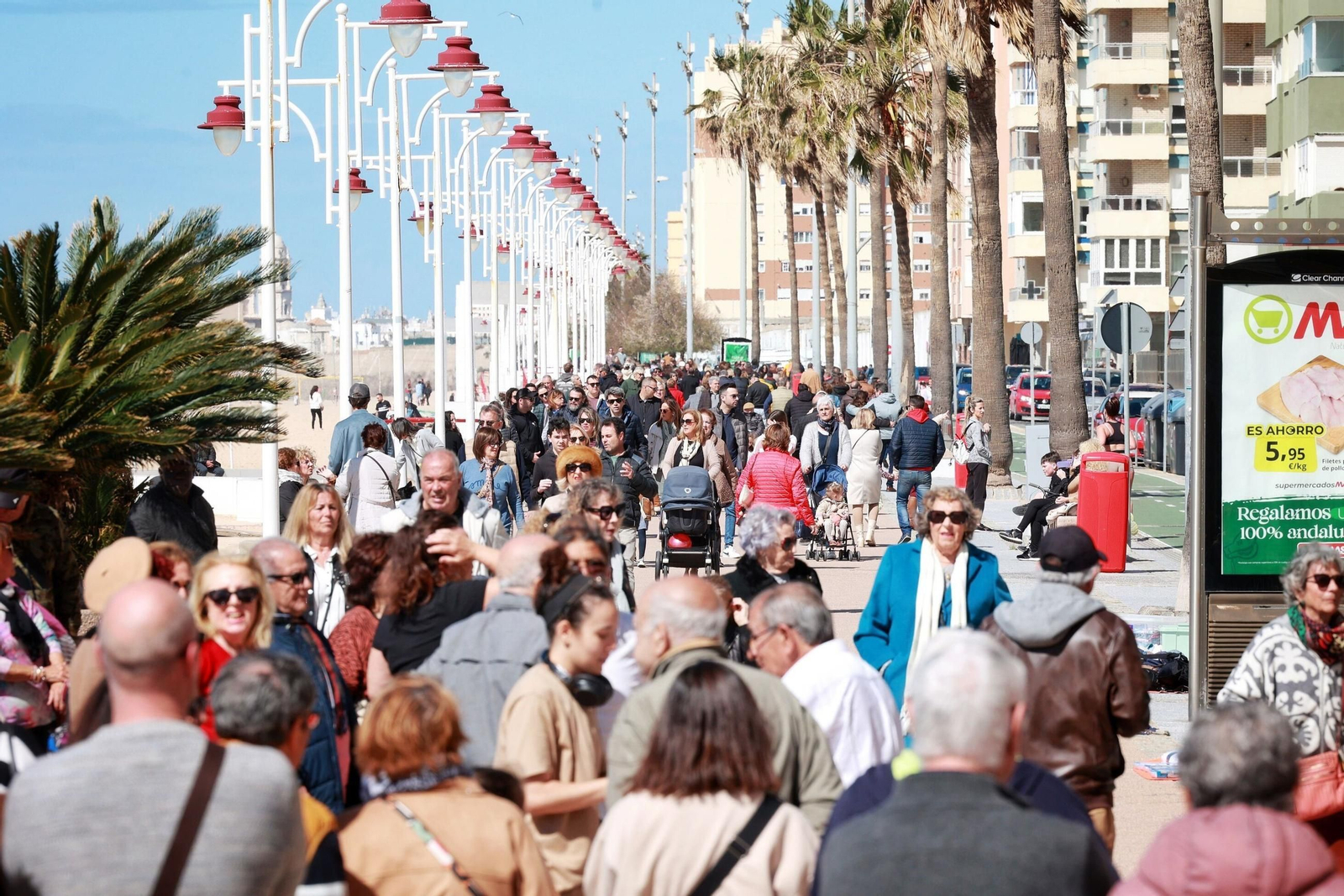 Habitantes de Cádiz caminan por el Paseo Marítimo
