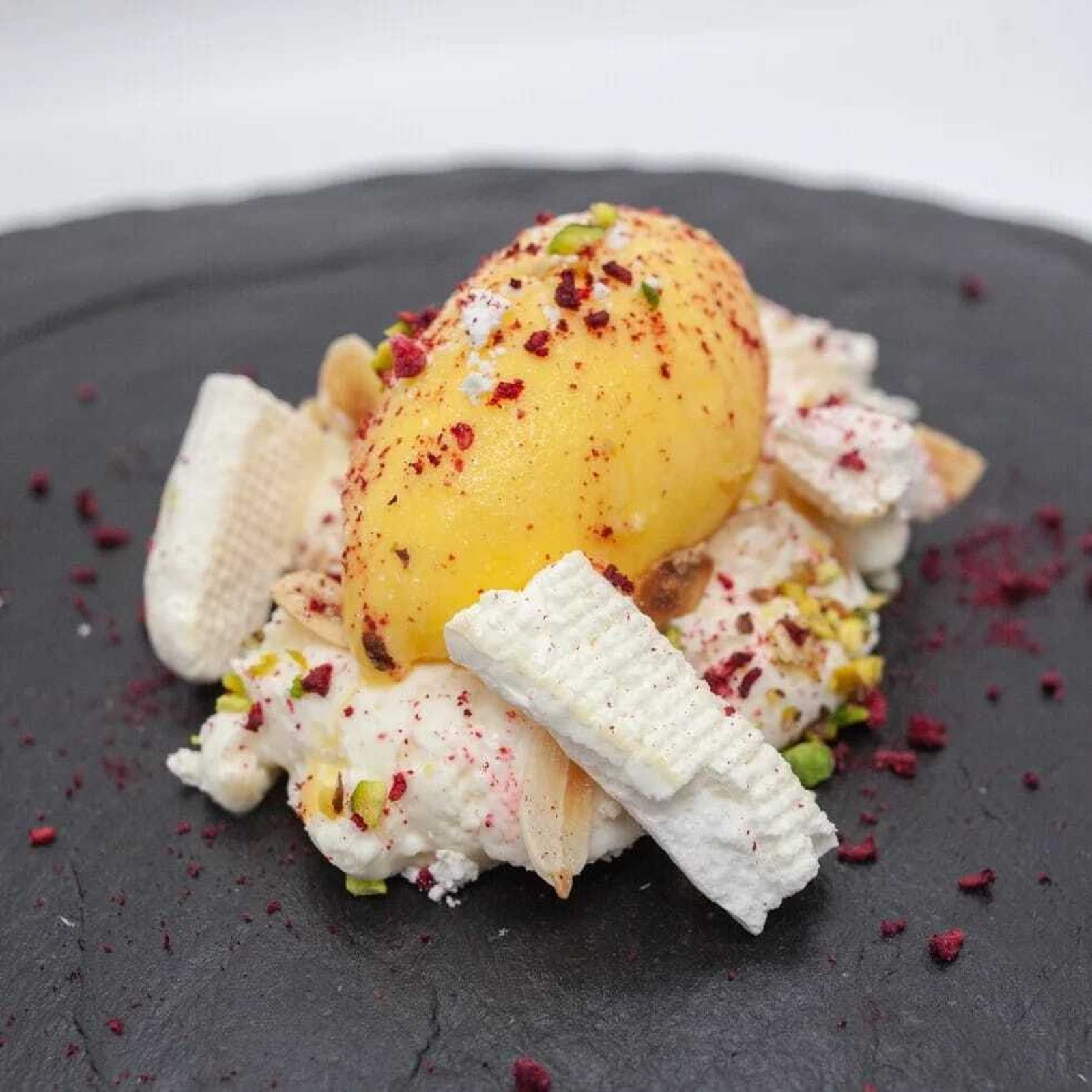 Merengue seco, helado de naranja y almedras