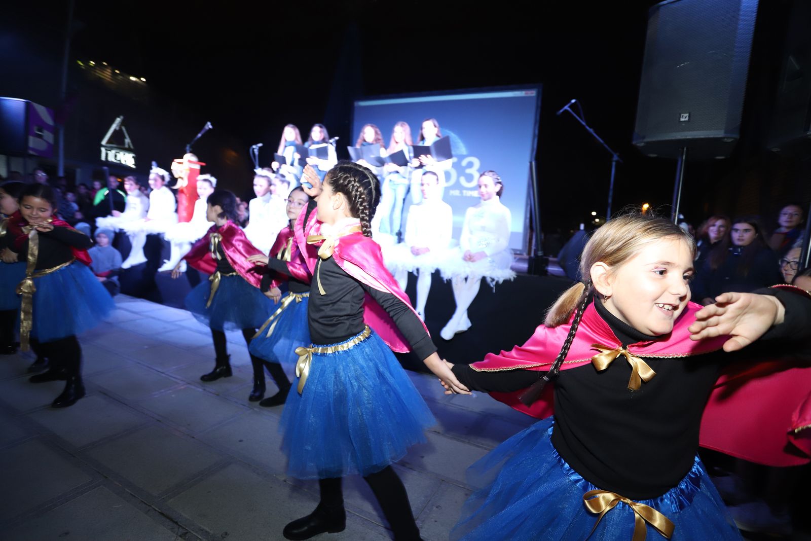 Imágenes  del alumbrado de Aqualon, que tuvo como padrino a Hugo Molina, finalista de Got Talent