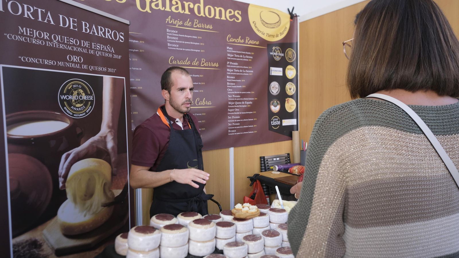 Alejandro Castellanos en su expositor de Torta de Barros.