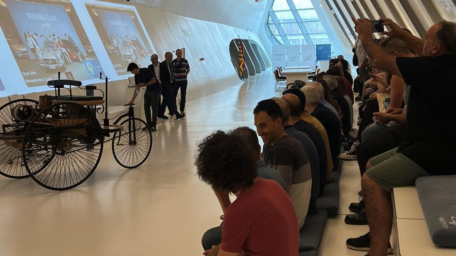 La exposición recoge un recorrido a lo largo de la historia del transporte e incluye recreaciones de los primeros vehículos con motores de combustión.