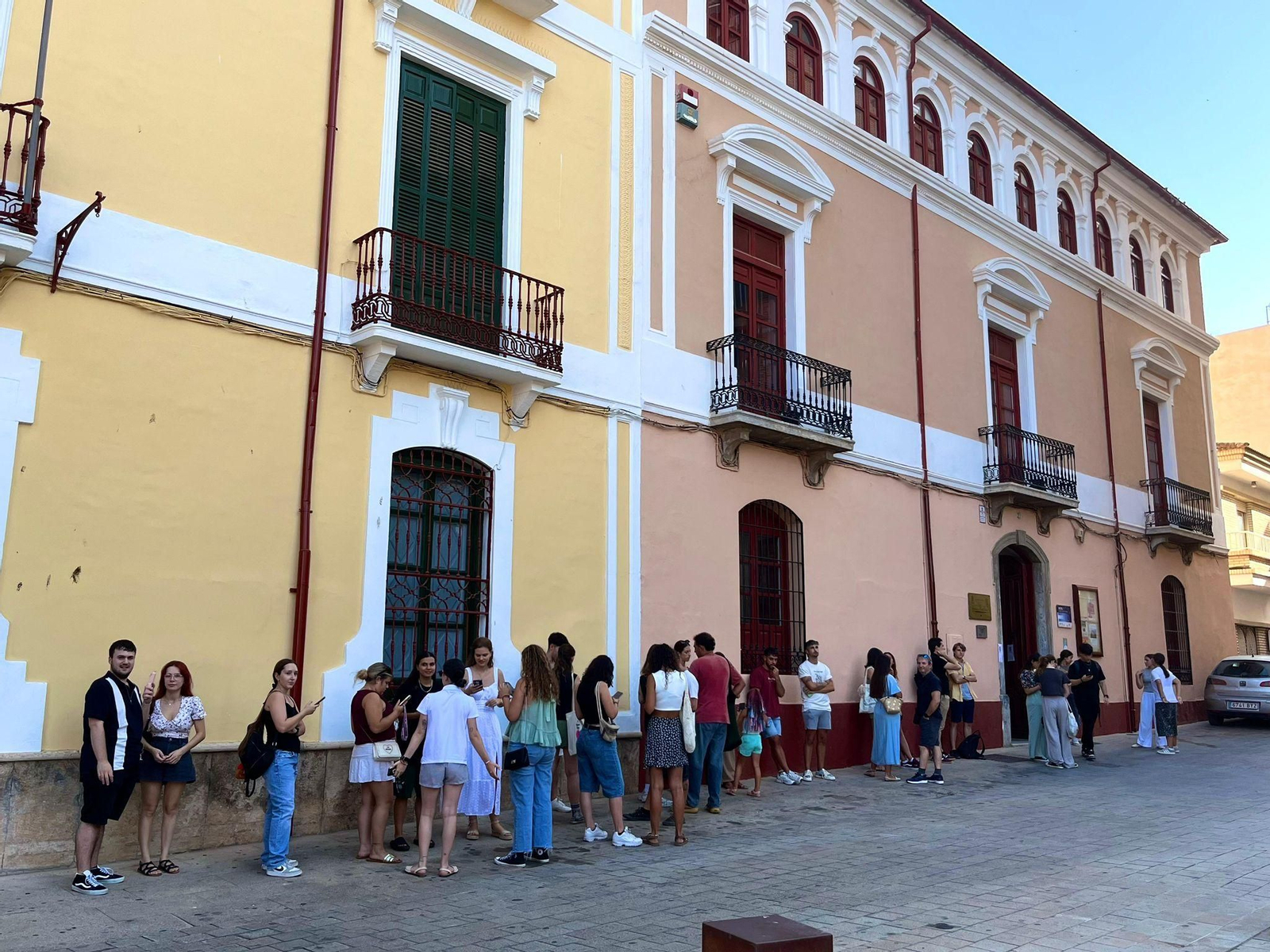 Desde primera hora se ha formado una gran cola en las inmediaciones de la Casa de la Condesa de Torre Isabel