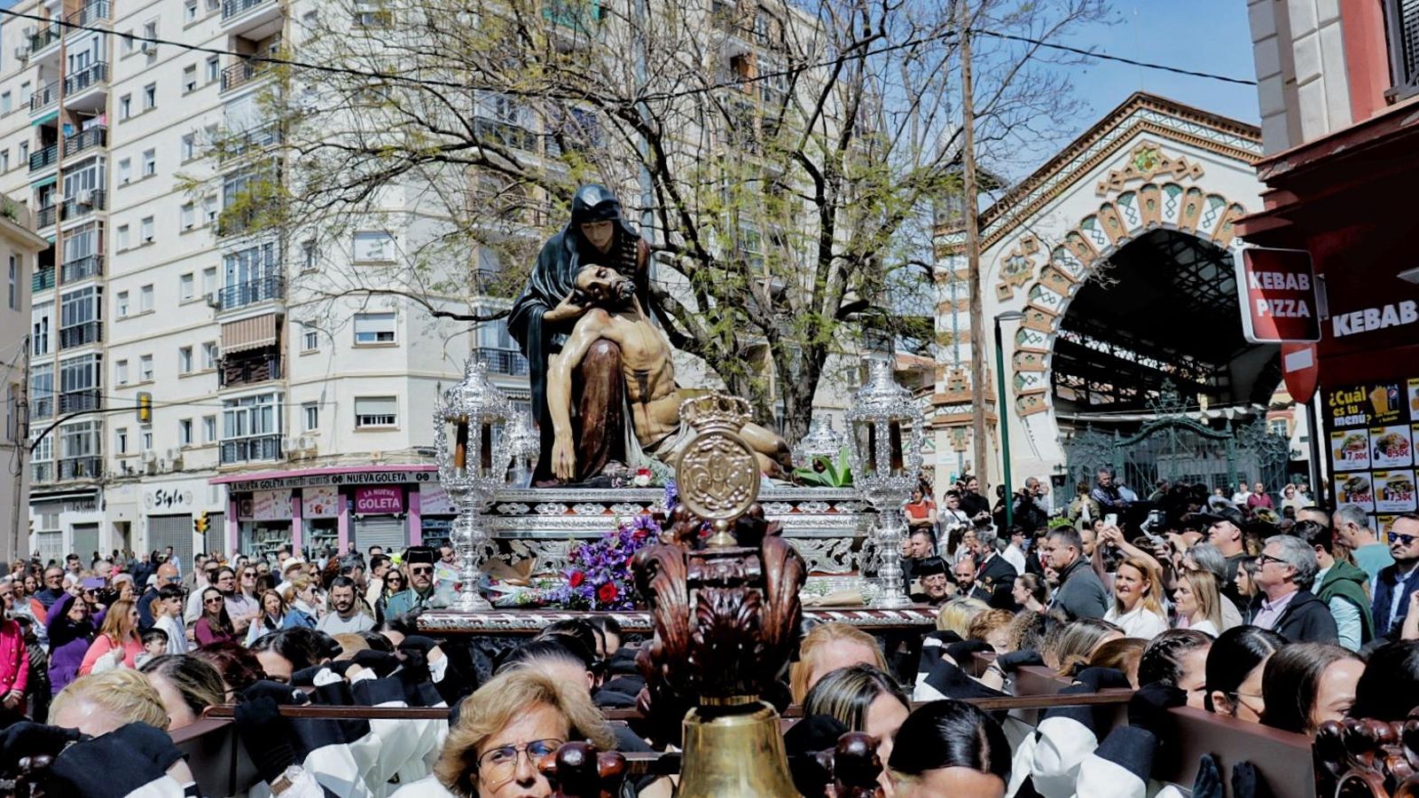 Los traslados de la Sangre y la Piedad de la Semana Santa de Málaga 2025, en imágenes