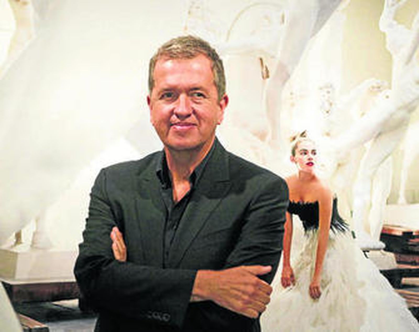 Mario Testino, ante una de las imágenes de 'Todo o nada'.