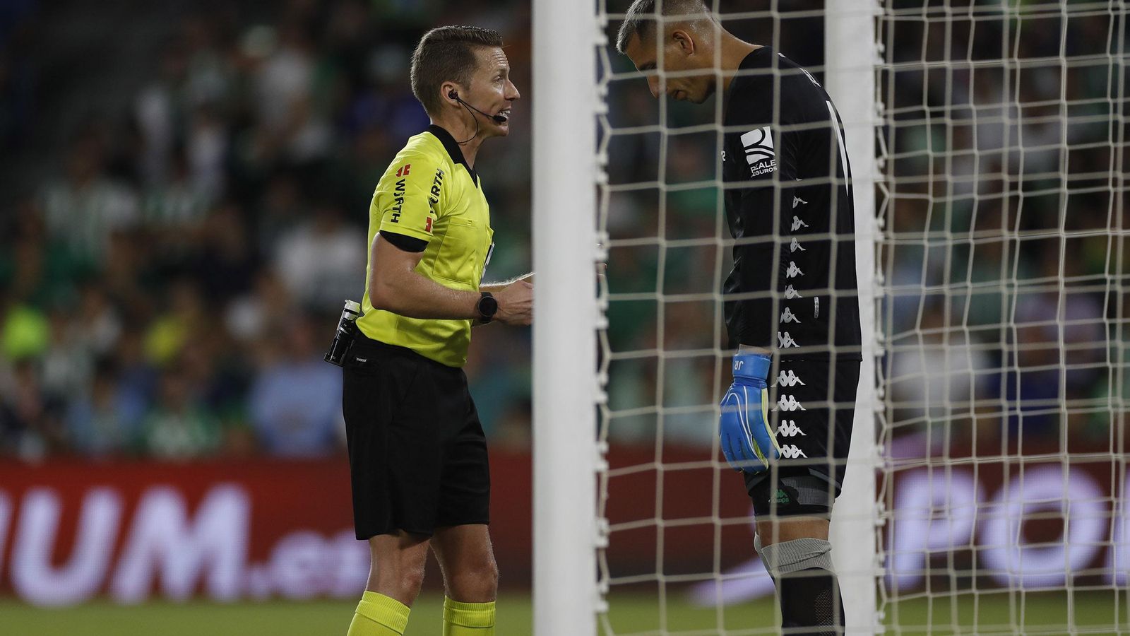 Hernández Hernández dialoga con Joel Robles antes del lanzamiento de un penalti.