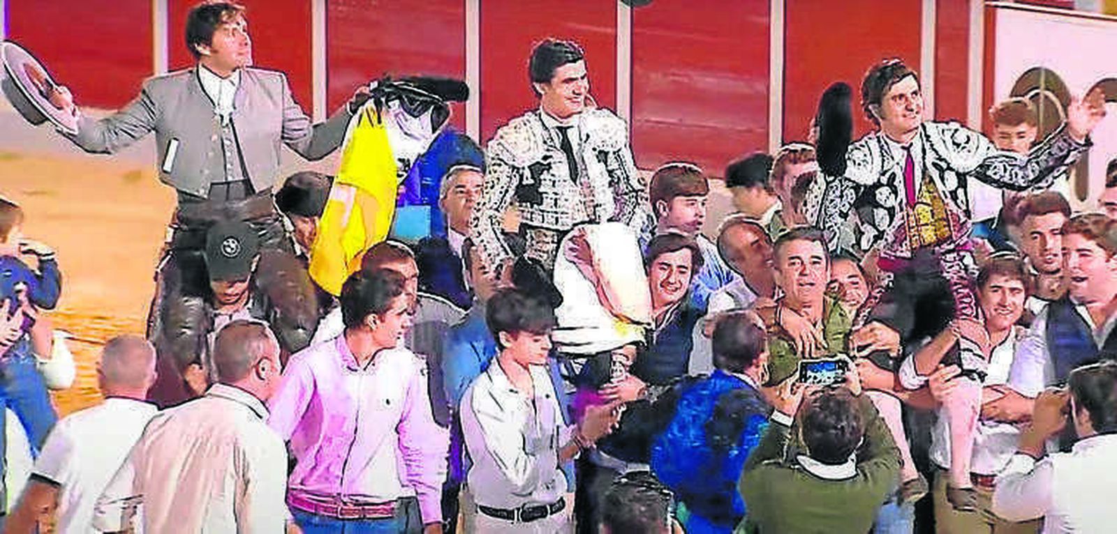 Andrés Romero, Pablo Aguado y Morante de la Puebla, a hombros en Ubrique.