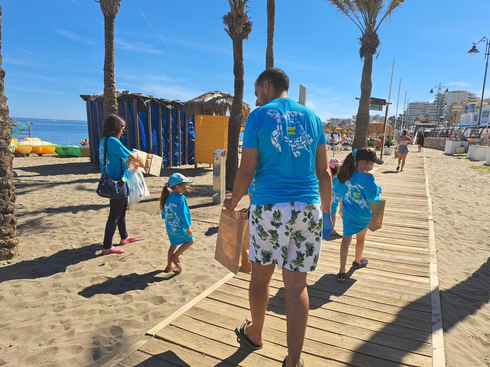 Voluntarios en la recogida de residuos de la playa Santa Ana. Voluntarios en la recogida de residuos de la playa Santa Ana.