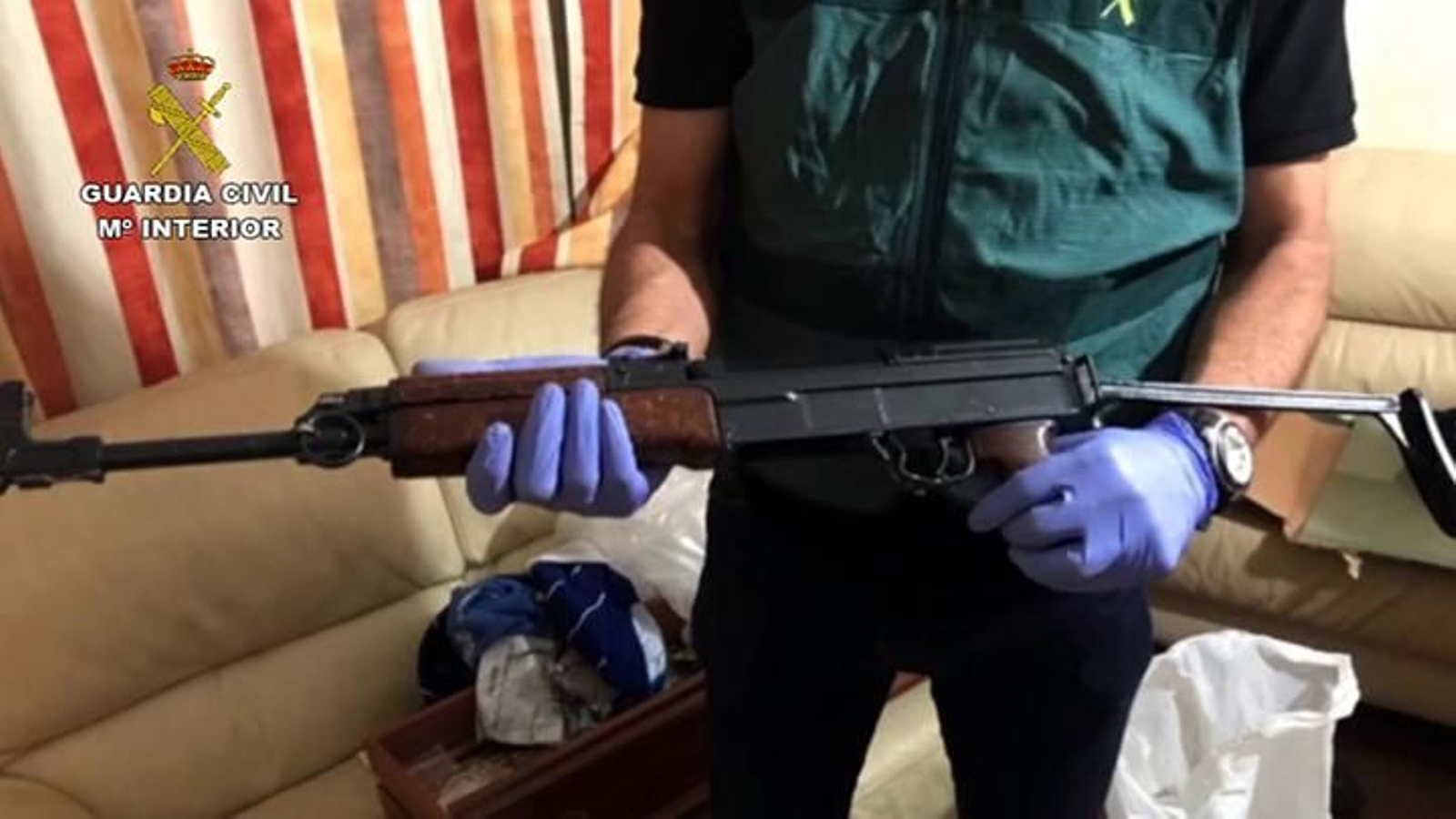 Una de las armas incautadas por la Guardia Civil.