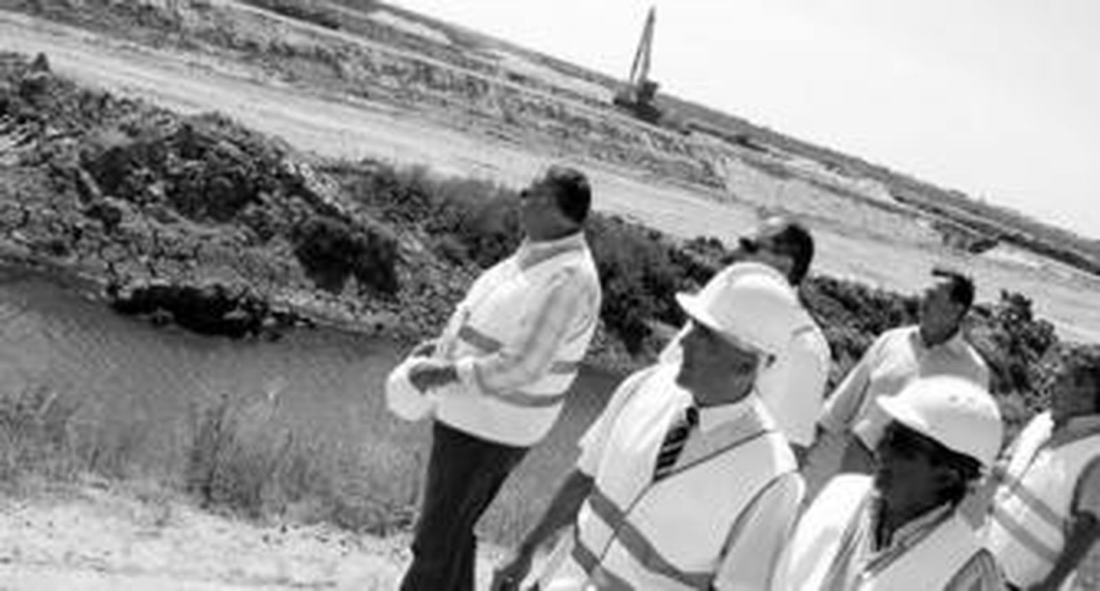 La comitiva municipal, ayer, durante una visita a la zona de La Leocadia sobre la que se está actuando para recuperar los esteros.